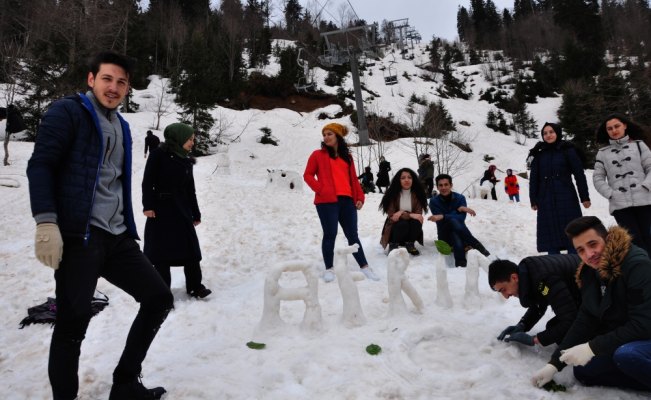 Üniversite öğrencileri kar şenliğinde Mehmetçiği unutmadı