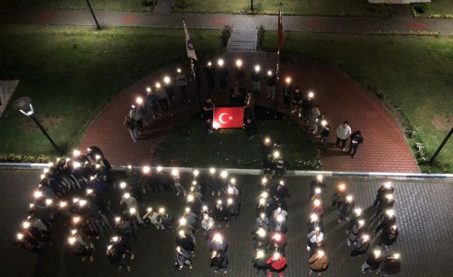 Üniversite öğrencilerinden Mehmetçiğe ışıklı destek