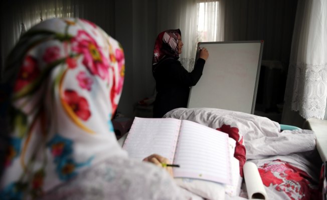 Yaşlı kadın yatağında okuma yazma öğrendi