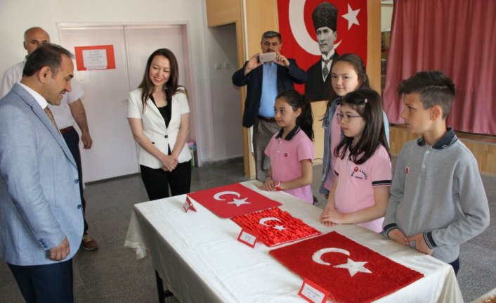 23 Nisan için 23 materyalden Türk bayrağı yaptılar