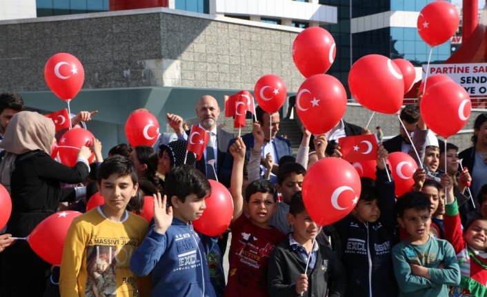 AK Parti İl Başkanı Karaduman, çocukları sevindirdi