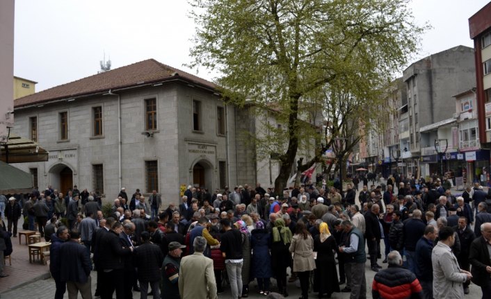 AK Parti'li kadınlar şehitler için lokma dağıttı