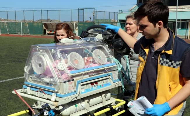 Ambulans helikopter Afgan bebek için havalandı