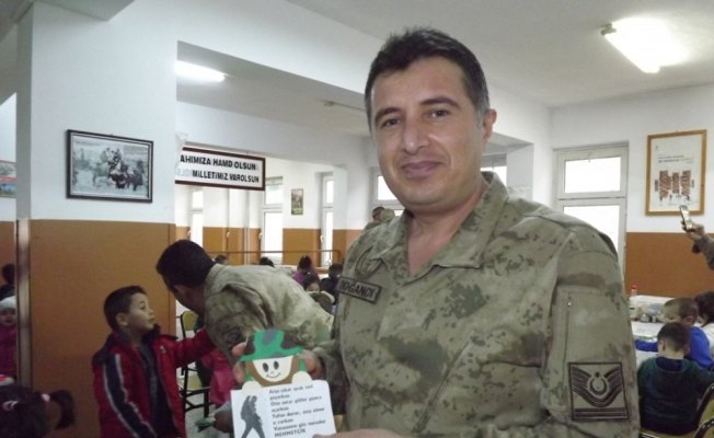 Anaokulu öğrencileri askerleri ziyaret etti