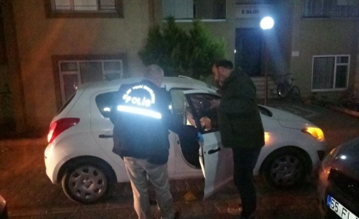 Bafra'da aranan kişi sahte kimlikle yakalandı