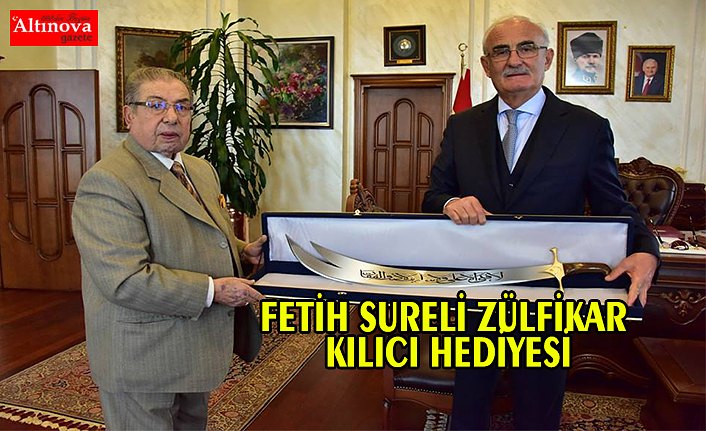 BAŞKAN YILMAZ'A FETİH SURELİ ZÜLFİKAR KILICI HEDİYESİ