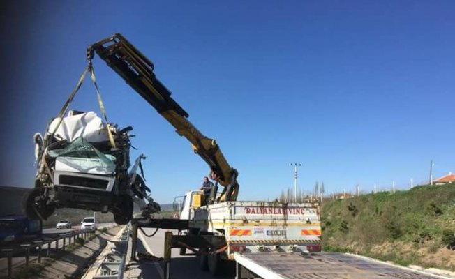 Çorum'da minibüs bariyere çarptı: 1 ölü, 1 yaralı