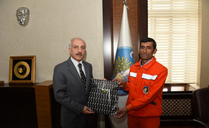 Esnafın övdüğü temizlik işçisine ödül