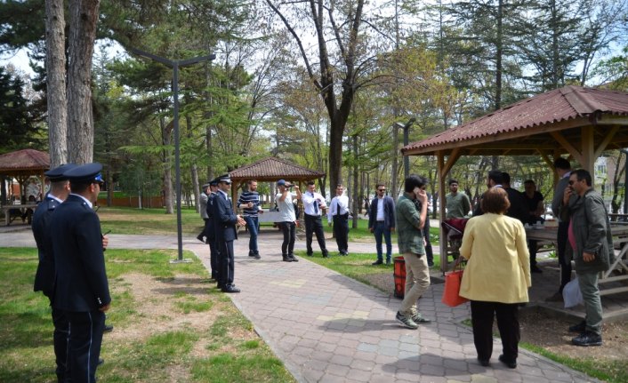 Gazetecilerden polise sürpriz kutlama