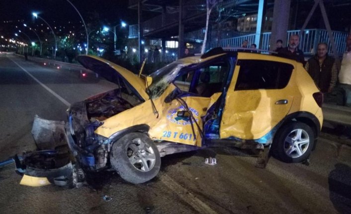 Giresun'da kamyonetle taksi çarpıştı: 4 yaralı