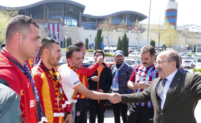 Gümrükçüoğlu, Trabzonspor ve Kayserispor taraftarlarıyla bir araya geldi