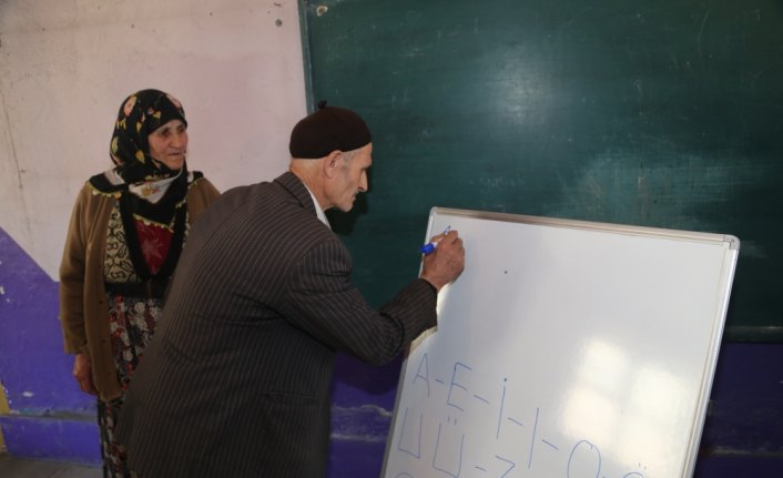 Hayatı paylaşan çift birlikte okuma yazma öğreniyor