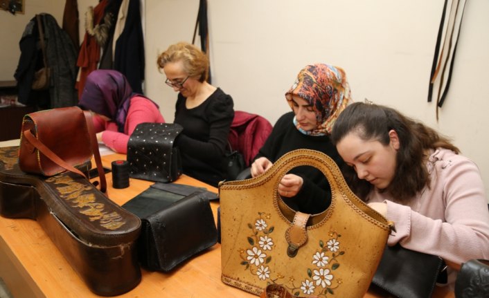 Hopalı kadınların ürettiği çantalar yurt dışına satılıyor