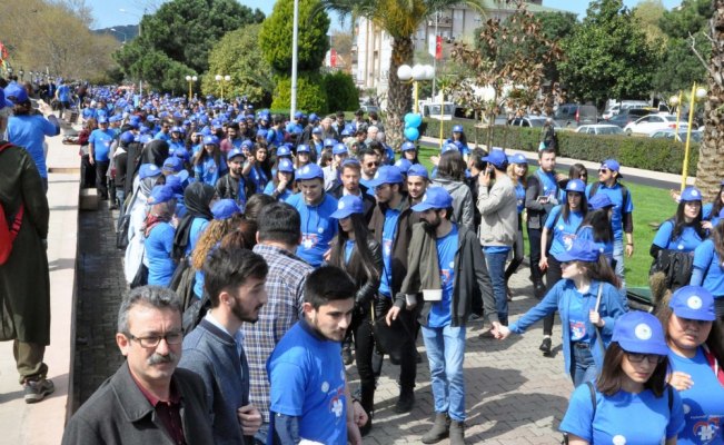 İnsan zinciriyle otizme dikkati çektiler