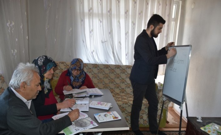 Kara çifti evde okuma yazma öğreniyor