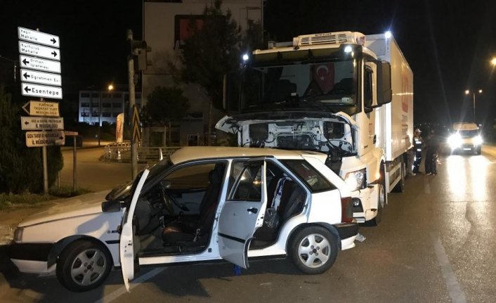 Karabük'te kamyon ile otomobil çarpıştı: 5 yaralı