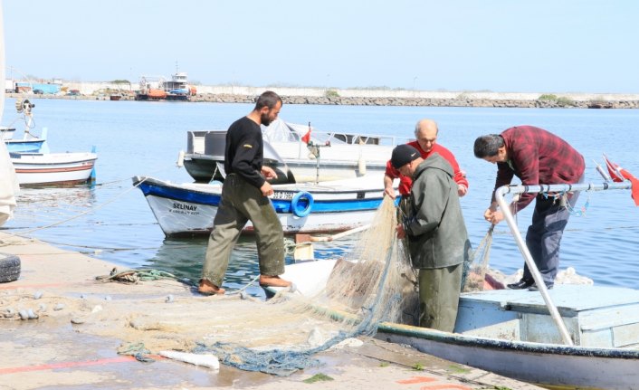 Karadeniz'de balık ağları toplandı