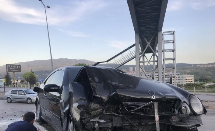 Karşı şeride geçen otomobil kazaya neden oldu