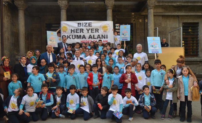 Kaymakamlığın merdivenlerinde kitap okudular