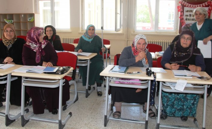 Koltuk değneğiyle okuma yazma kursuna gidiyor