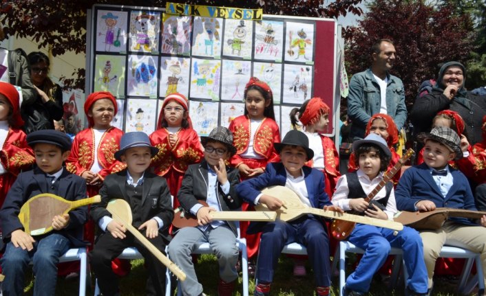 Merzifonlu çocuklar Türk büyüklerini gösterilerle anlattı