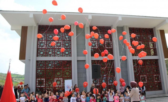 Minik öğrenciler şehitler için fidan dikti