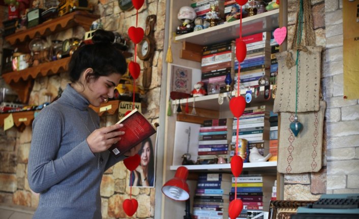 Müşterilerini Yeşilçam'ın yıldızlarının görselleriyle ağırlıyor