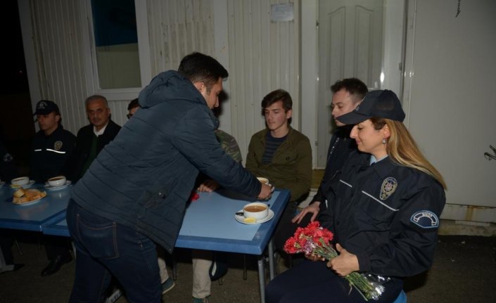 Öğrencilerden nöbet tutan polislere çorba ikramı