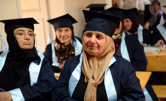 Okuma yazma öğrenen kadınlar cübbe giydi