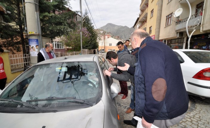 Otomobilde kilitli kalan çocuk kurtarıldı