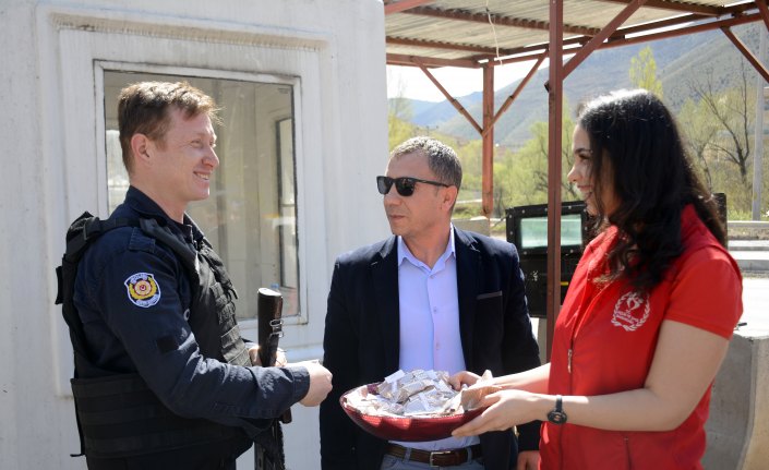 Polislere gençlerden kurabiyeli kutlama