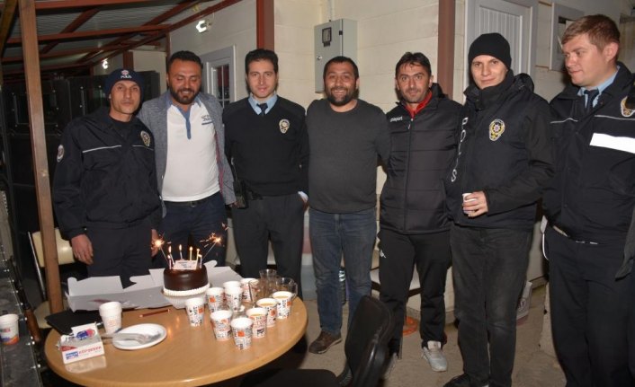 Polislere nöbette pastalı kutlama