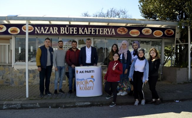 Üniversite öğrencilerine kalem ve lokum