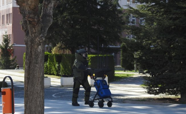 Valilik bahçesindeki şüpheli çantadan kıyafet çıktı
