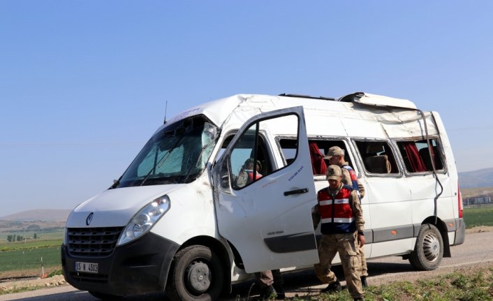 Amasya'da minibüs şarampole devrildi: 10 yaralı