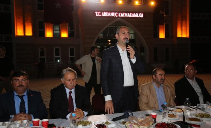 Bakan Gül, Ardanuç'ta vatandaşlarla oruç açtı