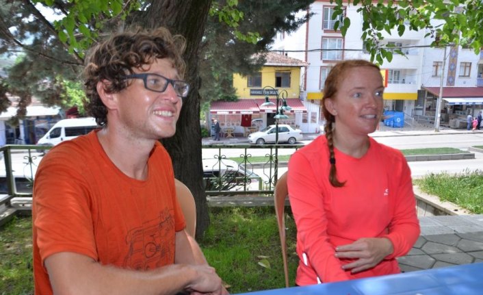 Balayında bisikletle dünya turu