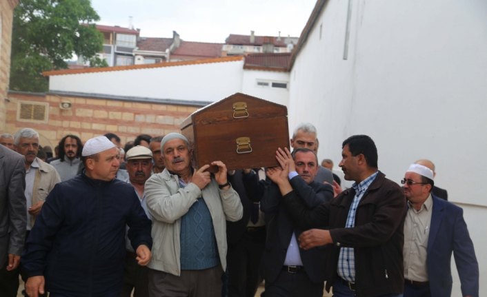 Beş kişilik ailenin cenazesi tek tabutta