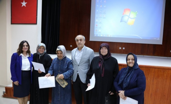 Boyabat'ta okuma yazma kursunu tamamlayanlara sertifika