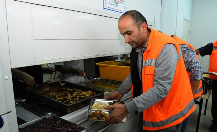 Dev projenin emekçileri iftar ve sahuru şantiyede yapıyor