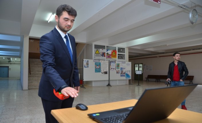 Görme engelliler için el bileğine takılabilen sensör