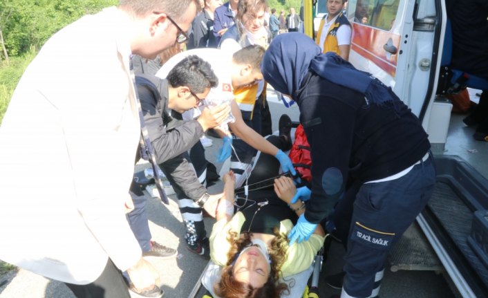 GÜNCELLEME - Minibüs iş makinesine çarptı: 10 yaralı