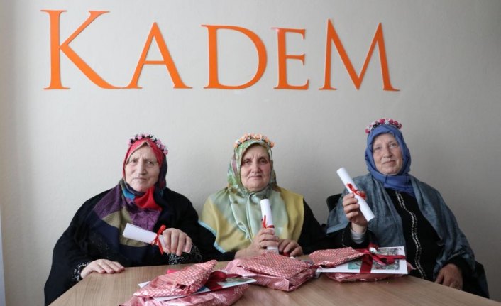 Kız kardeşler okuma yazma hayalini geç de olsa başardı