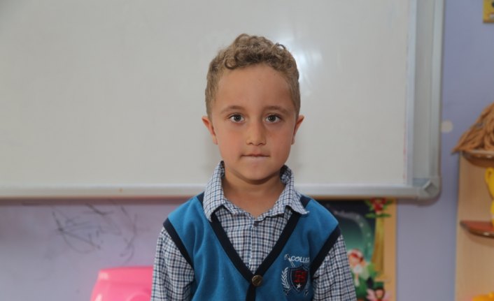 Köy çocuklarını tiyatroyla tanıştırıyorlar