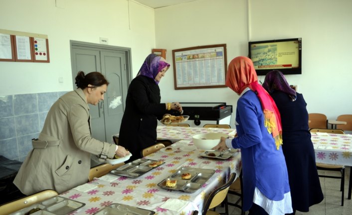 Mehmetçiğe anne yemeği