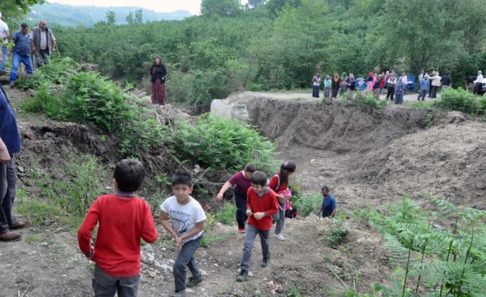 Öğrenci servisine toprak yolda zorlu yolculuk