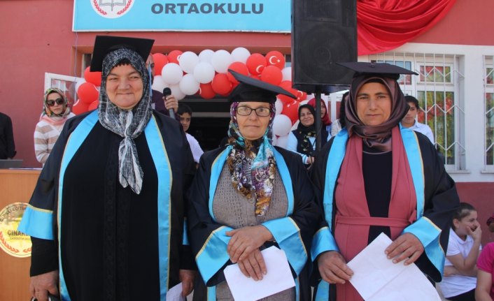 Okuma yazma öğrenen kadınlar cübbe giyip şiir okudu