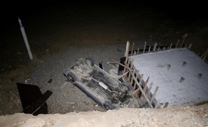 Otomobil inşaat alanına devrildi: 2 yaralı