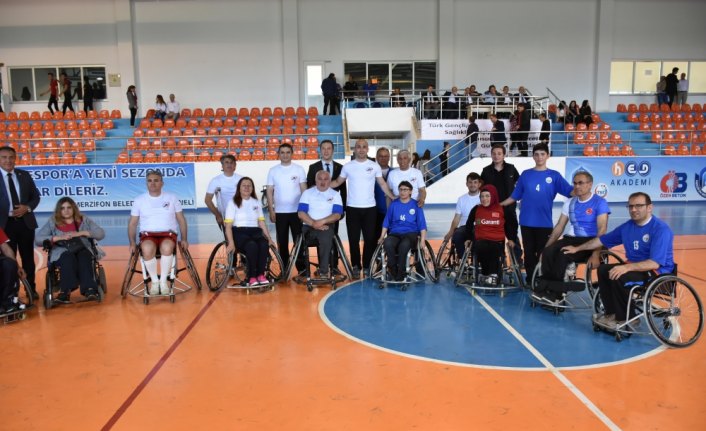 Protokol tekerlekli sandalye basketbol maçı yaptı