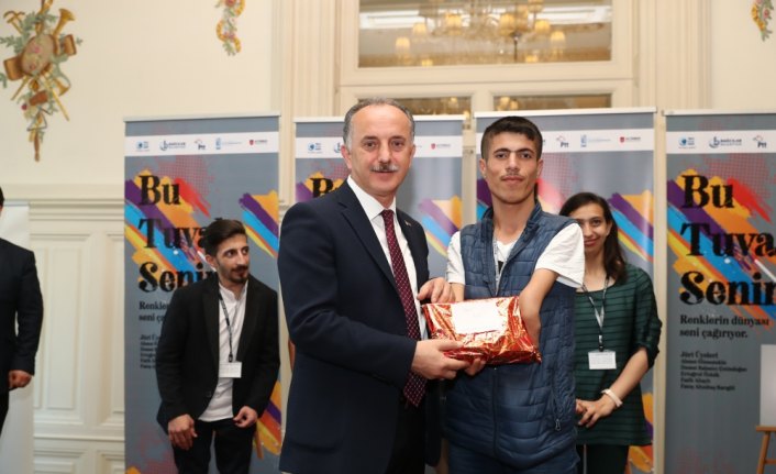Resim yarışmasında başarılı olan engelliler ödüllendirildi